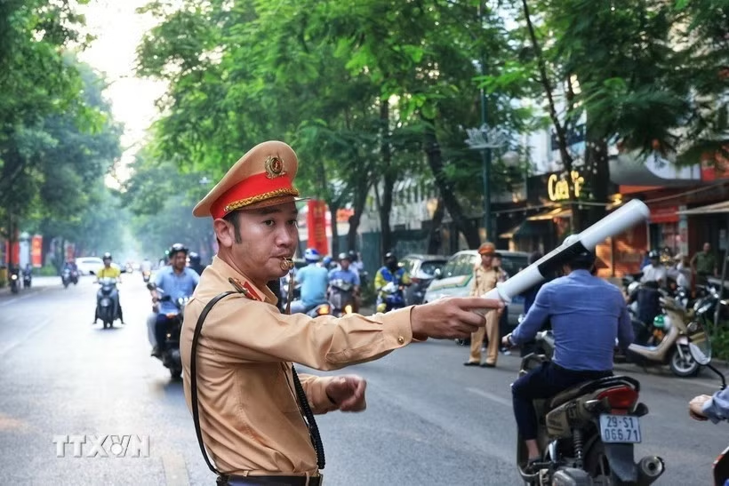 Hà Nội chỉnh trang hạ tầng, đảm bảo an toàn giao thông dịp 30/4 - 1/5  - Ảnh 1.