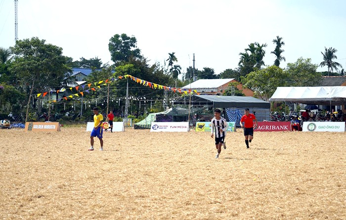 Giải Bóng đá Nông dân Khmer ĐBSCL 2026: "Sân bóng giữa ruộng" lan tỏa tinh thần đoàn kết, Agribank đồng hành bền bỉ cùng "Tam nông" - Ảnh 5. Giải Bóng đá Nông dân Khmer ĐBSCL 2026: "Sân bóng giữa ruộng" lan tỏa tinh thần đoàn kết, Agribank đồng hành bền bỉ cùng "Tam nông" - Ảnh 5.