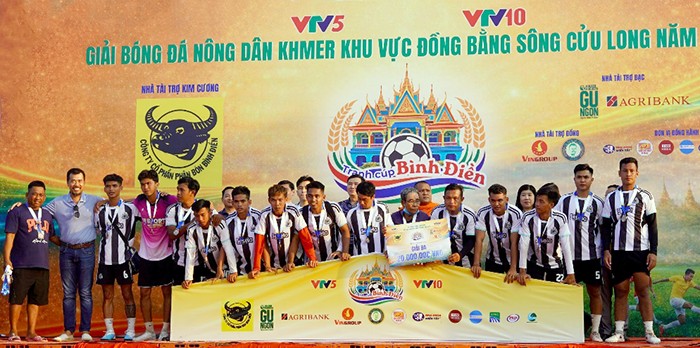 Giải Bóng đá Nông dân Khmer ĐBSCL 2026: "Sân bóng giữa ruộng" lan tỏa tinh thần đoàn kết, Agribank đồng hành bền bỉ cùng "Tam nông" - Ảnh 3. Giải Bóng đá Nông dân Khmer ĐBSCL 2026: "Sân bóng giữa ruộng" lan tỏa tinh thần đoàn kết, Agribank đồng hành bền bỉ cùng "Tam nông" - Ảnh 3.