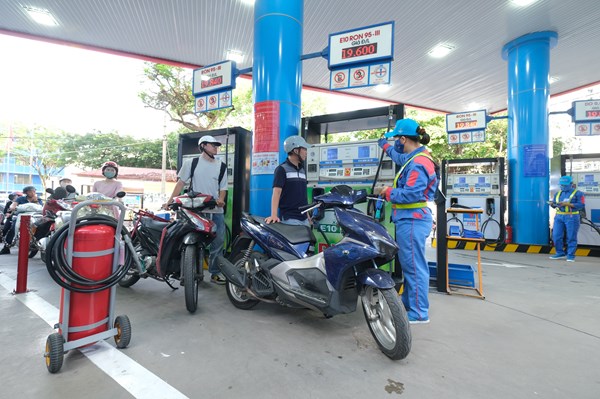 Nhiều đề xuất tháo gỡ khó khăn cho xăng E10 “trước giờ G” - Ảnh 1.