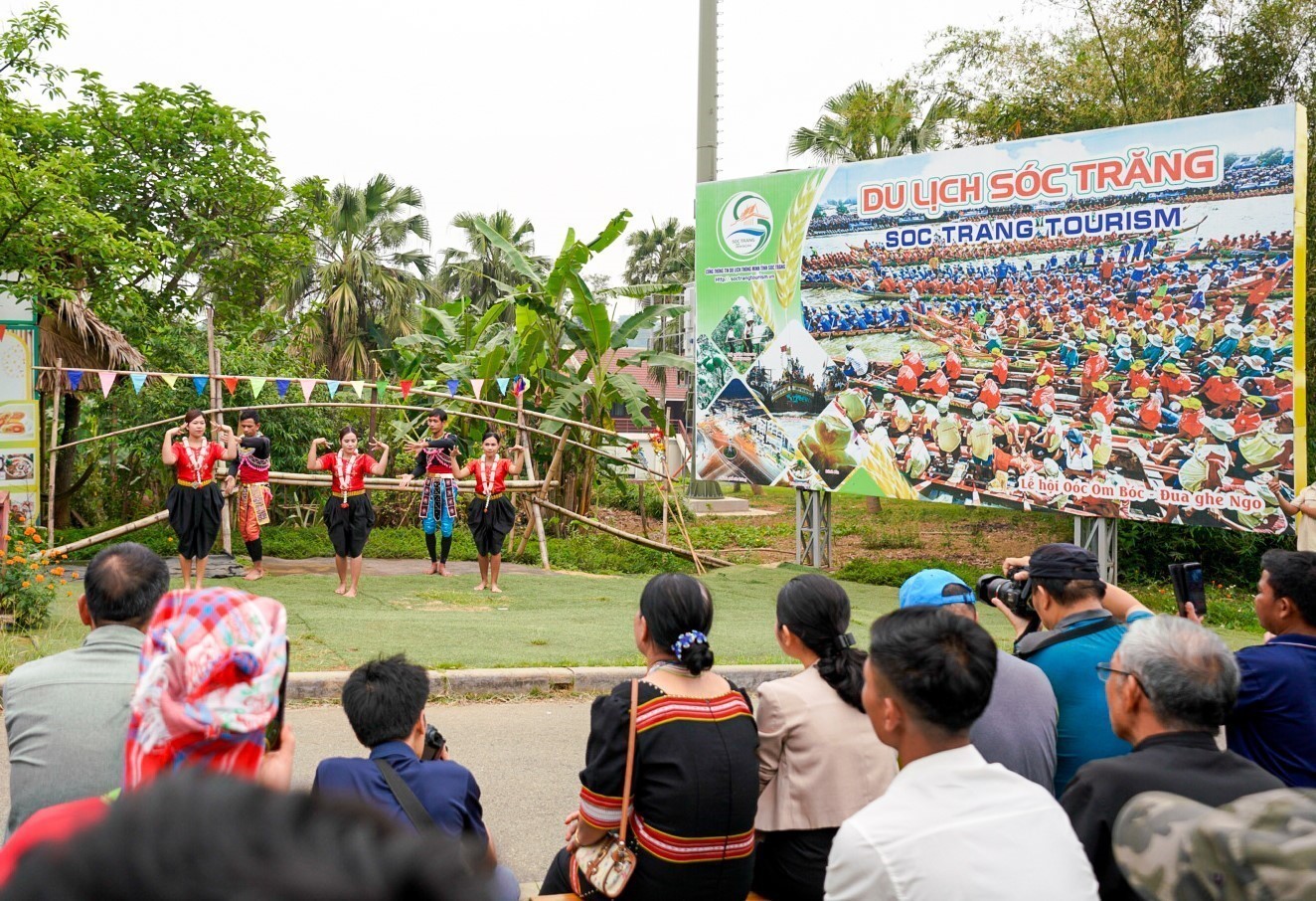 Rộn ràng các hoạt động giao lưu tại Làng Văn hóa - Du lịch các dân tộc Việt Nam - Ảnh 1.