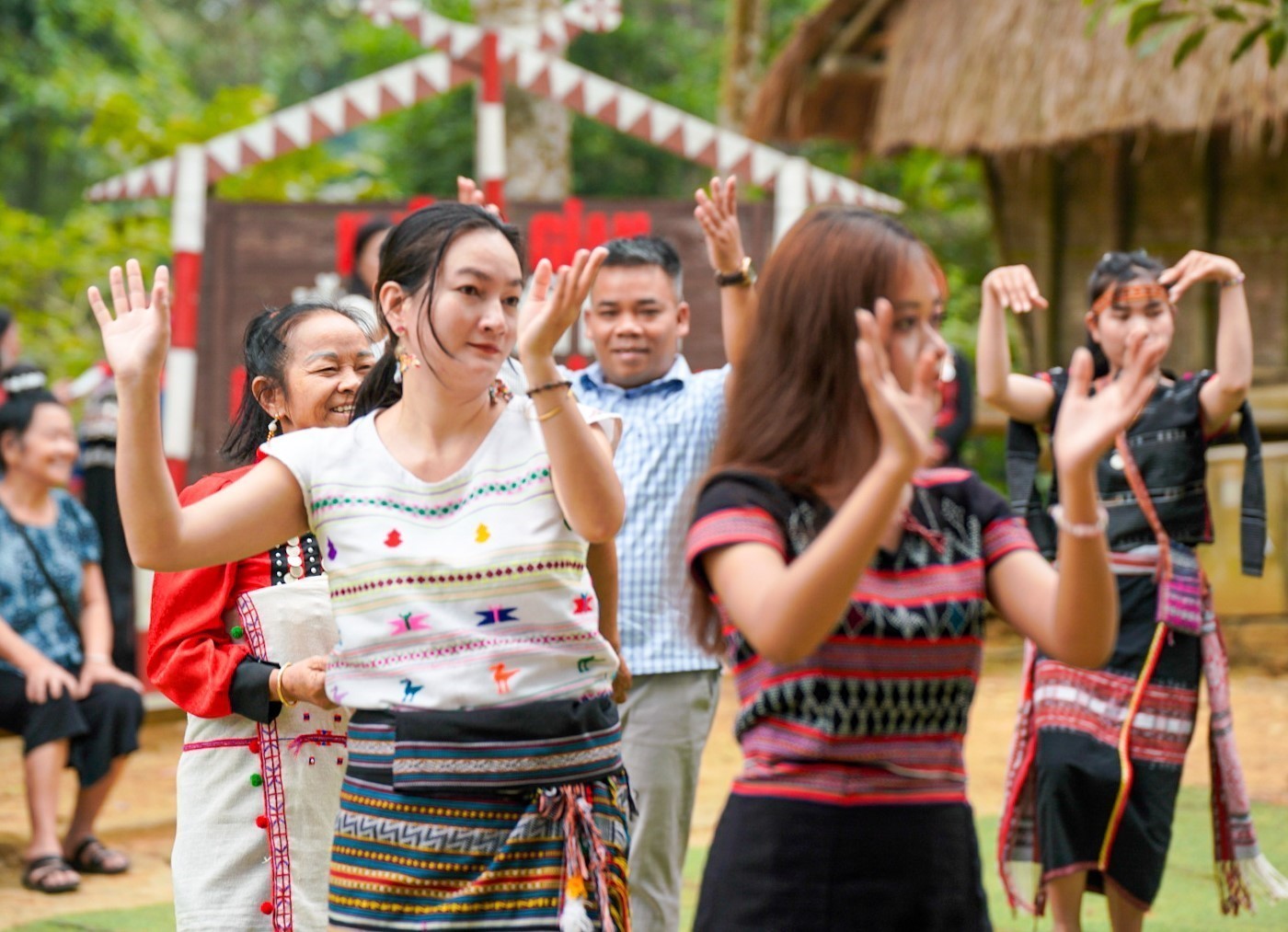 Rộn ràng các hoạt động giao lưu tại Làng Văn hóa - Du lịch các dân tộc Việt Nam - Ảnh 5.