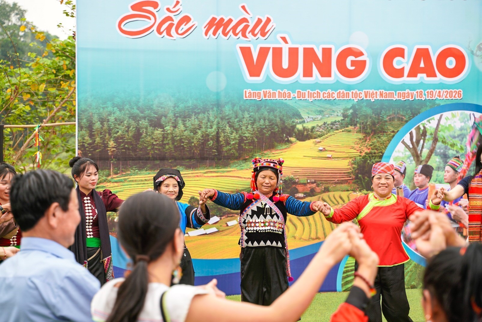 Rộn ràng các hoạt động giao lưu tại Làng Văn hóa - Du lịch các dân tộc Việt Nam - Ảnh 9.