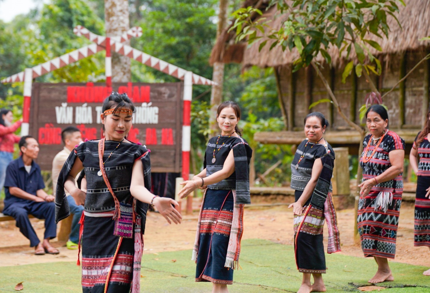 Rộn ràng các hoạt động giao lưu tại Làng Văn hóa - Du lịch các dân tộc Việt Nam - Ảnh 10.