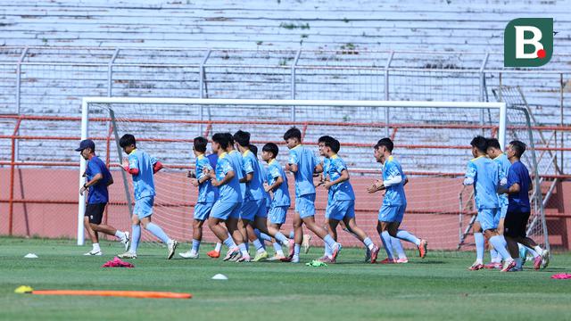 Thiếu sân tập, U17 Việt Nam phải tập từ 14h00 - Ảnh 2.