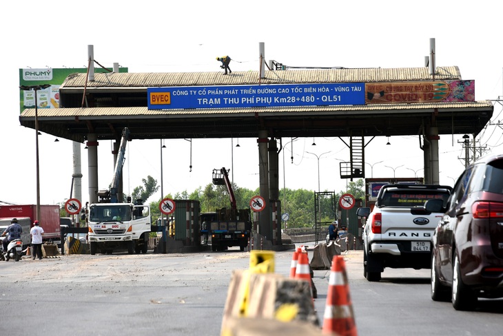 Chính thức tháo dỡ trạm thu phí bỏ hoang trên Quốc lộ 51 - Ảnh 1.