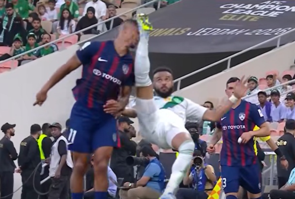 Sao Malaysia phản ứng cực gắt với tổ Bet88013 com nổ hũ ở giải châu Á, tự mình lấy cáng cho đồng đội bị bất tỉnh - Ảnh 1.