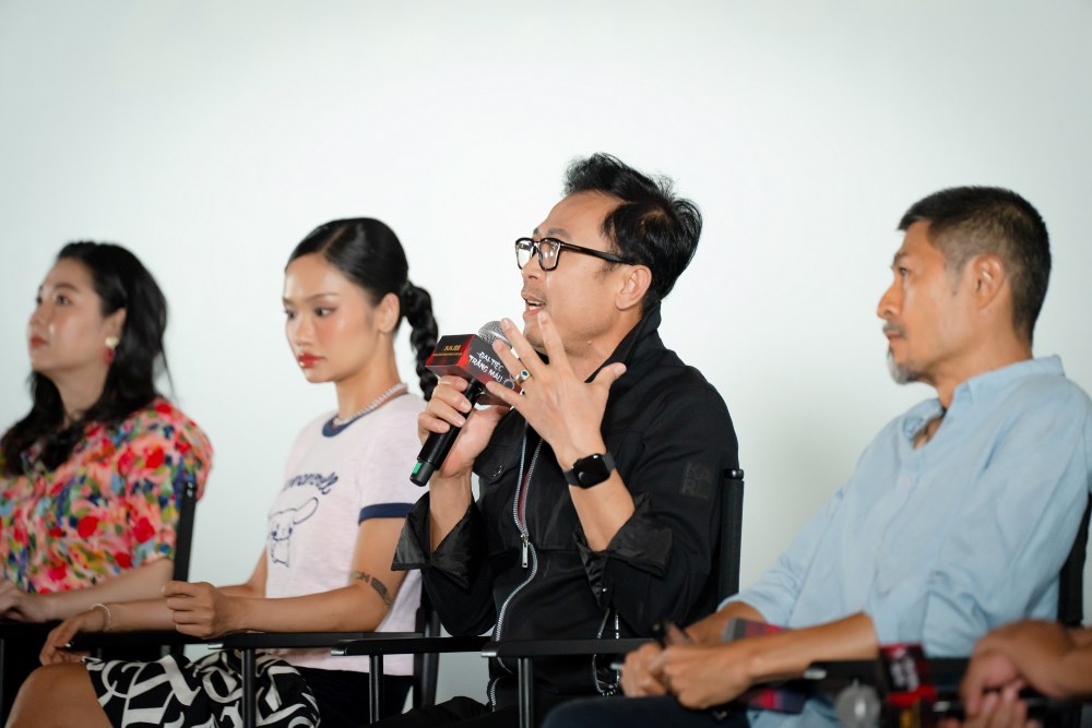 “Đại tiệc trăng máu 8” có cảnh mở đầu hay hơn phim gốc Nhật Bản - Ảnh 2.