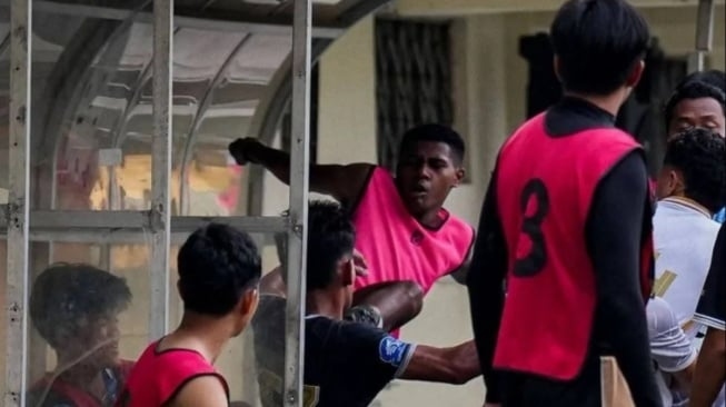 Thực hiện cú đá ‘kungfu’, sao U20 Indonesia từng ghi bàn ở giải trẻ World Cup bị loại khỏi đội tuyển - Ảnh 2.