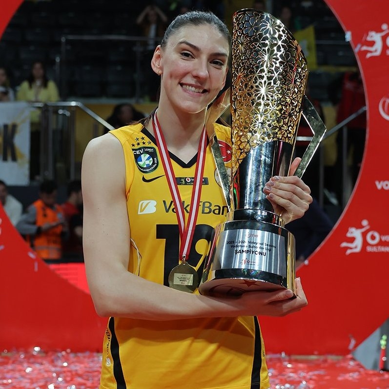 Siêu sao bóng chuyền Serbia lần đầu đăng quang ở giải VĐQG Thổ Nhĩ Kỳ sau 11 năm thi đấu - Ảnh 2.