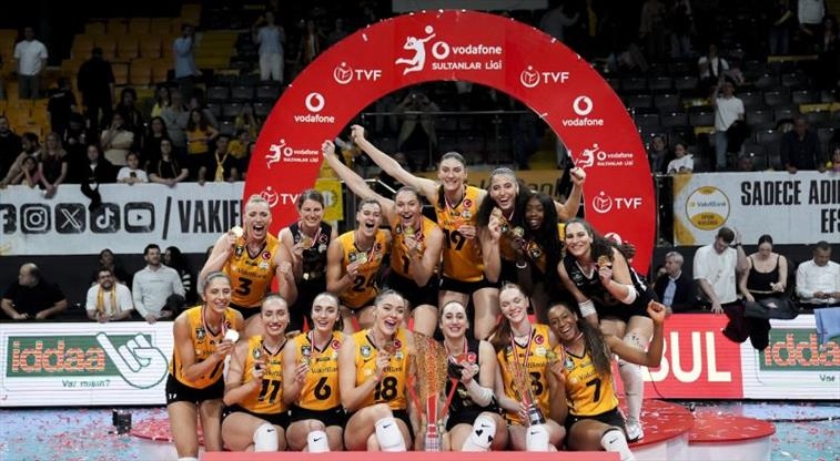 Siêu sao bóng chuyền Serbia lần đầu đăng quang ở giải VĐQG Thổ Nhĩ Kỳ sau 11 năm thi đấu - Ảnh 1.