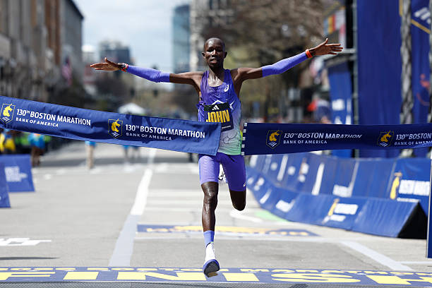 Sao Kenya vô địch Boston Marathon 2026, phá kỷ lục tồn tại 15 năm ở giải marathon danh giá nhất thế giới - Ảnh 1.