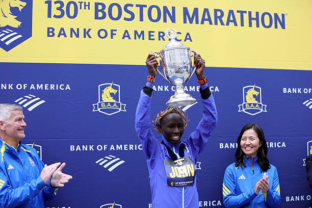 Sao Kenya vô địch Boston Marathon 2026, phá kỷ lục tồn tại 15 năm ở giải marathon danh giá nhất thế giới - Ảnh 2.