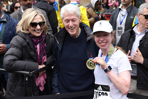 Con gái vợ chồng cựu tổng thống Clinton hoàn thành cự ly 42km ở Boston Marathon 2026 với thời gian 3 giờ 40 phút 52 giây