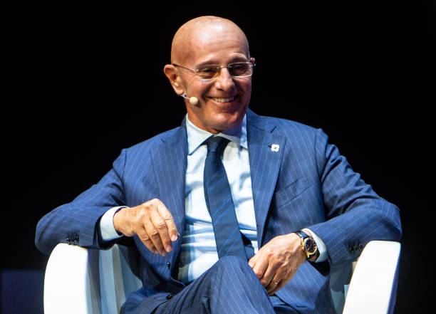 Arrigo Sacchi là nhân viên ngân hàng và từng làm thợ đánh giày nhưng đã trở thành HLV lừng danh