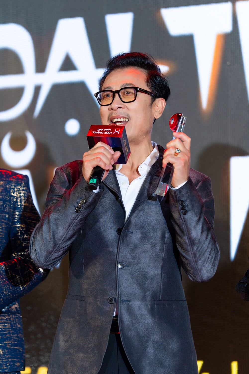 Vân Sơn - Quang Minh hội ngộ Việt Hương ở lễ ra mắt “Đại tiệc trăng máu 8” - Ảnh 3.