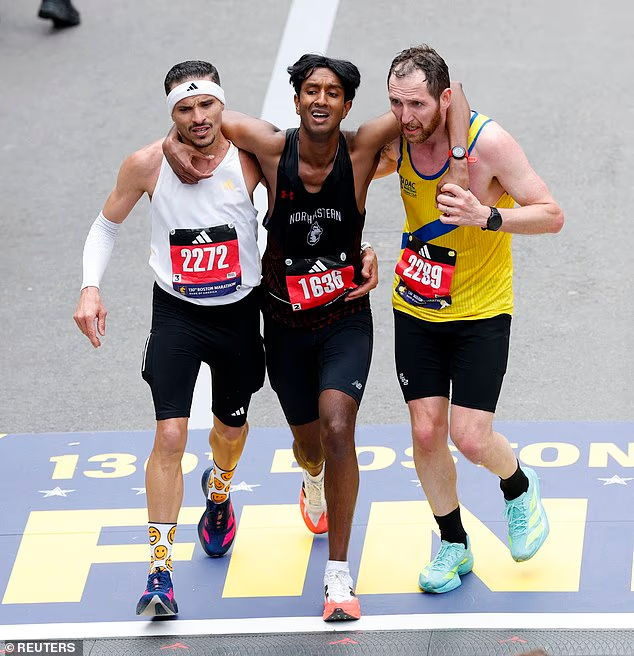 Khoảnh khắc lay động tại Boston Marathon: Hai VĐV hy sinh thành tích để dìu đối thủ về đích - Ảnh 1.