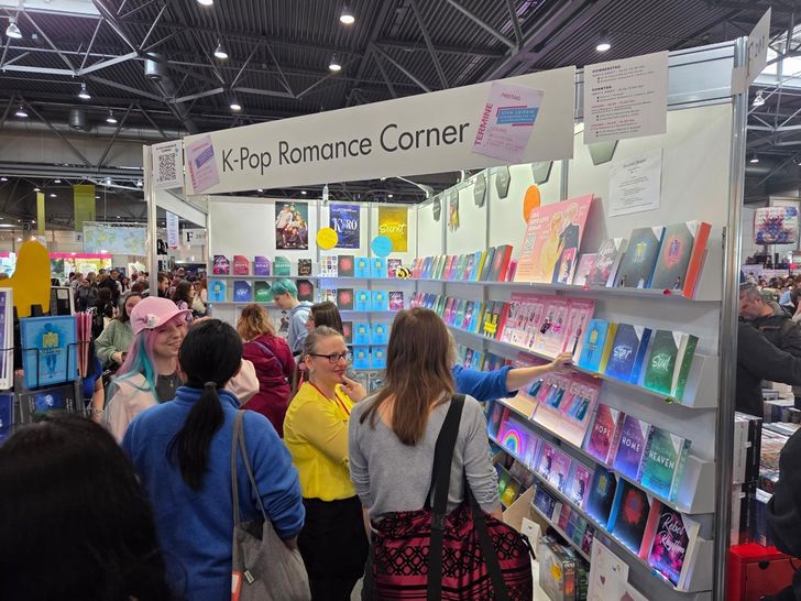 Làn sóng K-pop len vào văn học châu Âu, định hình lại truyện tình kiểu manga - Ảnh 1.
