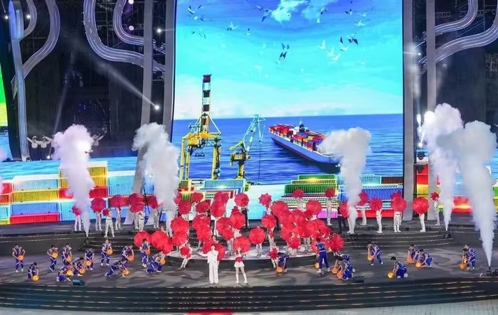 Nhiều hoạt động nổi bật, tạo dấu ấn với du khách dịp Lễ hội Hoa Phượng Đỏ - Ảnh 2.