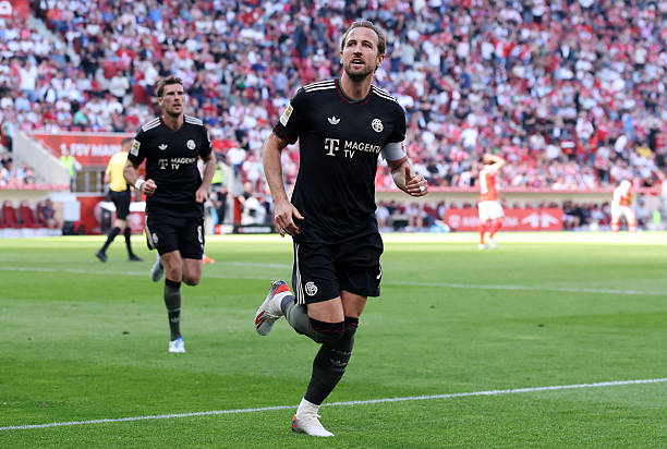 Bayern Munich tạo nên màn lội ngược dòng ngoạn mục khi đánh bại Mainz 4-3 ở vòng 31 Bundesliga, dù bị dẫn tới 0-3 sau hiệp một.