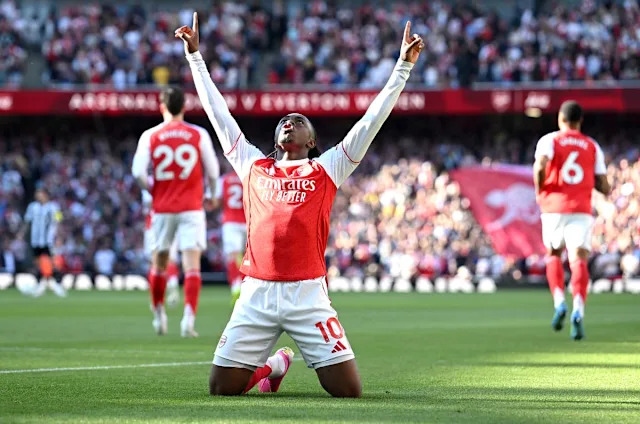 Arsenal phá 1 kỷ lục của Ngoại hạng Anh khi đang đua vô địch với Man City - Ảnh 2.