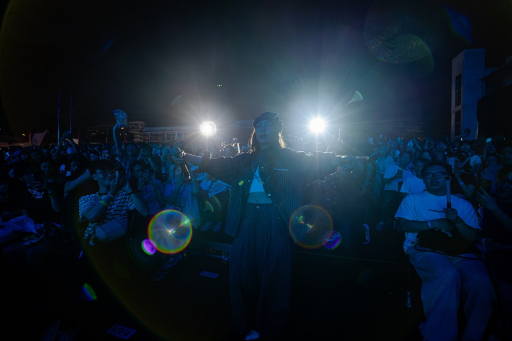 Mỹ Anh trượt ngã trên sân khấu - Ảnh 2.