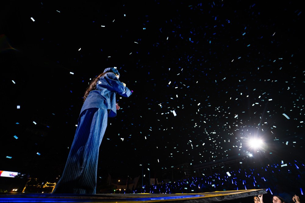 Mỹ Anh trượt ngã trên sân khấu - Ảnh 3.