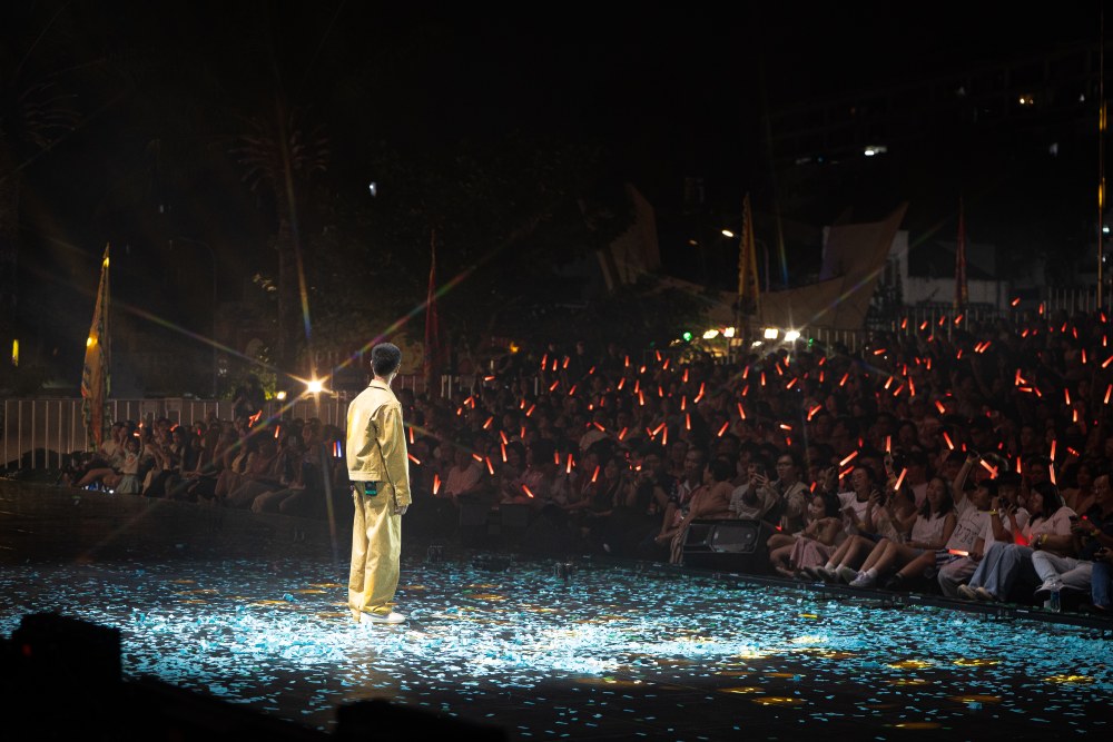 Mỹ Anh trượt ngã trên sân khấu - Ảnh 4.