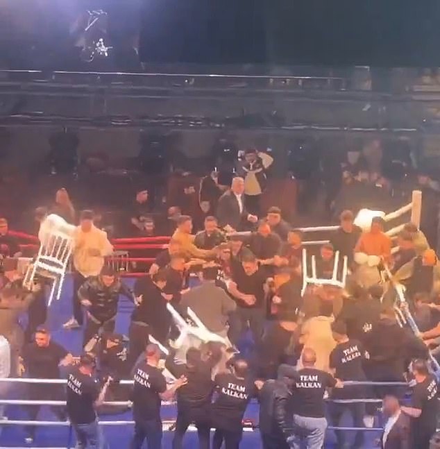 Trận tranh đai vô địch quyền Anh thế giới hỗn loạn vì màn khiêu khích, võ đài biến thành cuộc ẩu đả lớn - Ảnh 3.