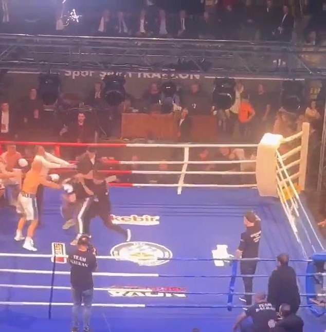 Trận tranh đai vô địch quyền Anh thế giới hỗn loạn vì màn khiêu khích, võ đài biến thành cuộc ẩu đả lớn - Ảnh 1.