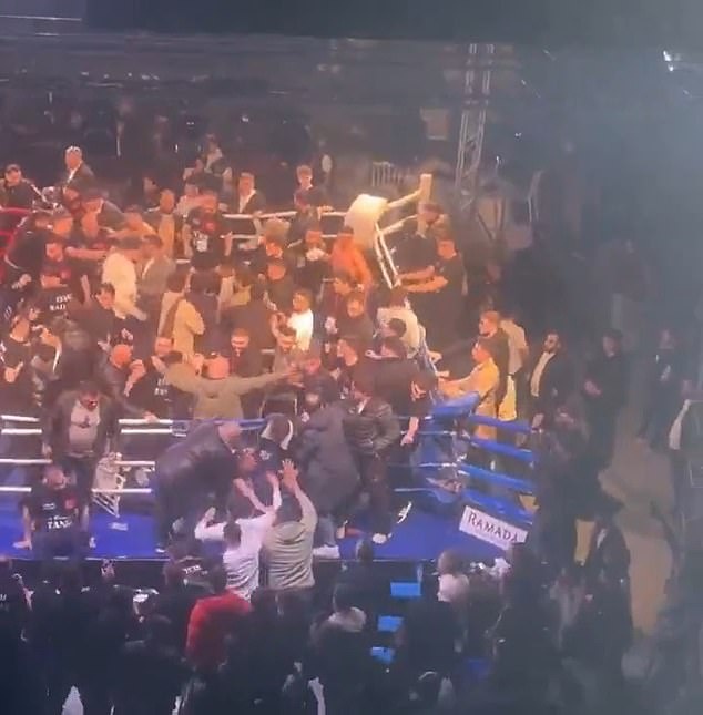 Trận tranh đai vô địch quyền Anh thế giới hỗn loạn vì màn khiêu khích, võ đài biến thành cuộc ẩu đả lớn - Ảnh 2.