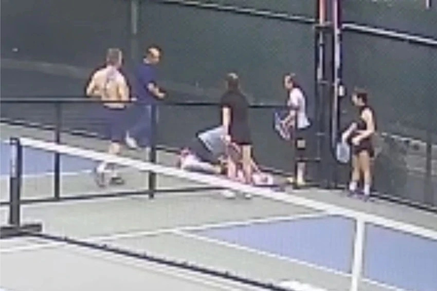 Bác sĩ Huy (áo xanh) chạy đến cứu người. (ảnh chụp màn hình).