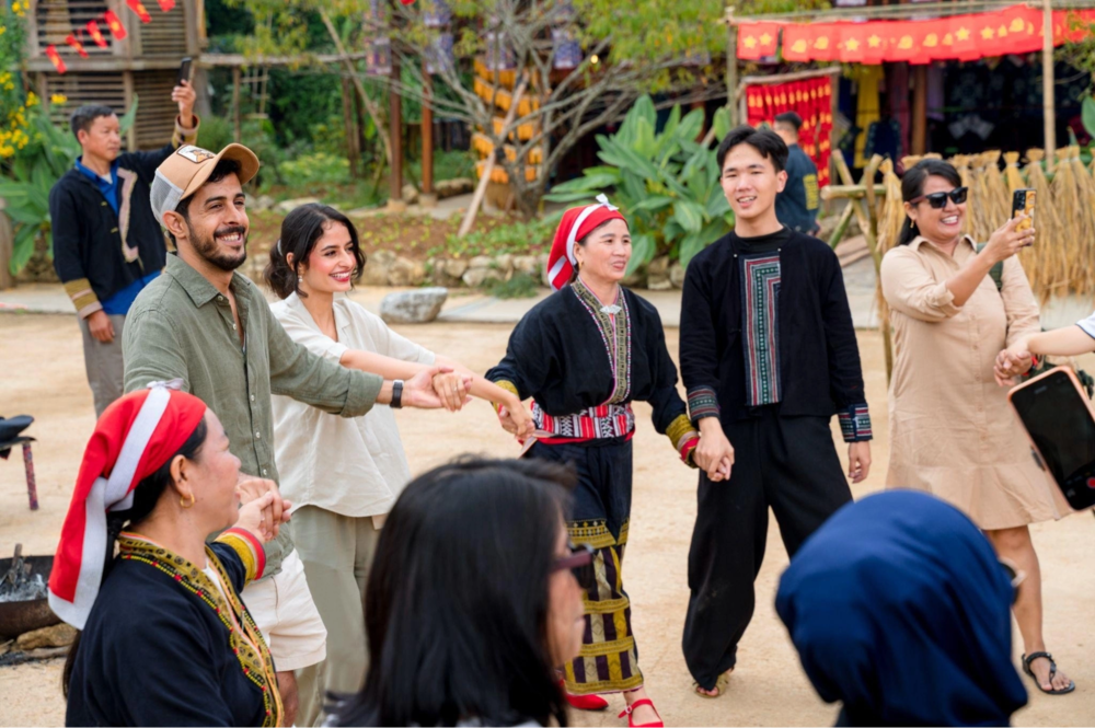 Sa Pa tưng bừng dịp lễ Giỗ Tổ 2026, hàng vạn du khách đổ về check-in bản giao hưởng triệu đoá hồng tại Sun World Fansipan Legend - Ảnh 6.