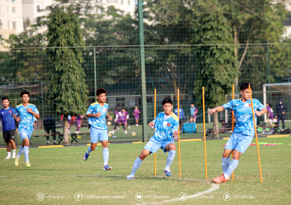 Tin nóng bóng đá Việt hôm nay 29/4: Hai cầu thủ Việt kiều lên đội U19; Đối thủ của U17 Việt Nam có lực lượng mạnh nhất - Ảnh 1.