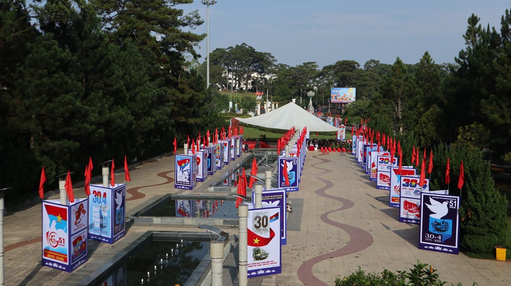 Chiêm ngưỡng 150 tranh cổ động khổ lớn về Ngày thống nhất đất nước - Ảnh 1.