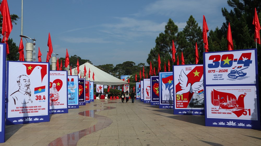 Chiêm ngưỡng 150 tranh cổ động khổ lớn về Ngày thống nhất đất nước - Ảnh 3.