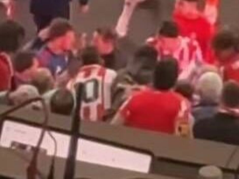 HLV Diego Simeone va chạm căng thẳng với cầu thủ của Arsenal - Ảnh 3.