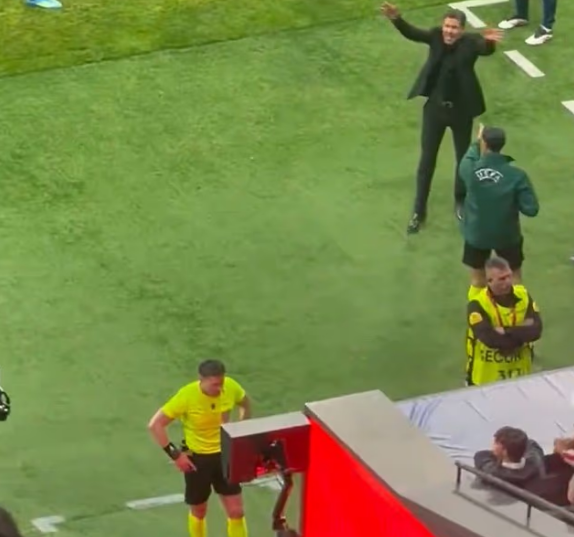 Hai cựu sao Ngoại hạng Anh chỉ trích Diego Simeone, gọi hành vi của HLV Atletico Madrid là ‘đáng bị lên án’ - Ảnh 2.