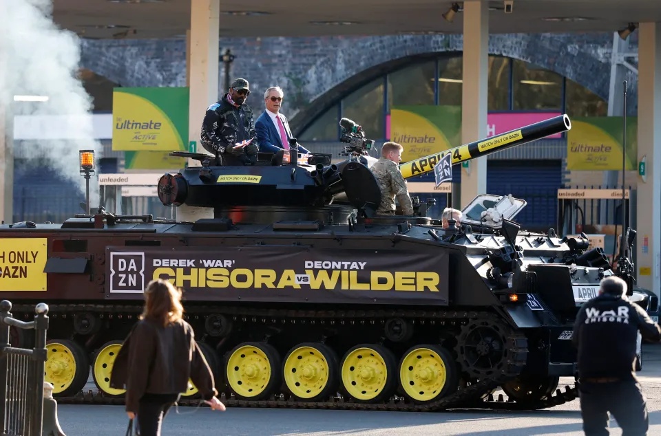 Võ sĩ lừng danh họp báo bằng... xe tăng ở trận đấu cuối cùng của sự nghiệp - Ảnh 3.