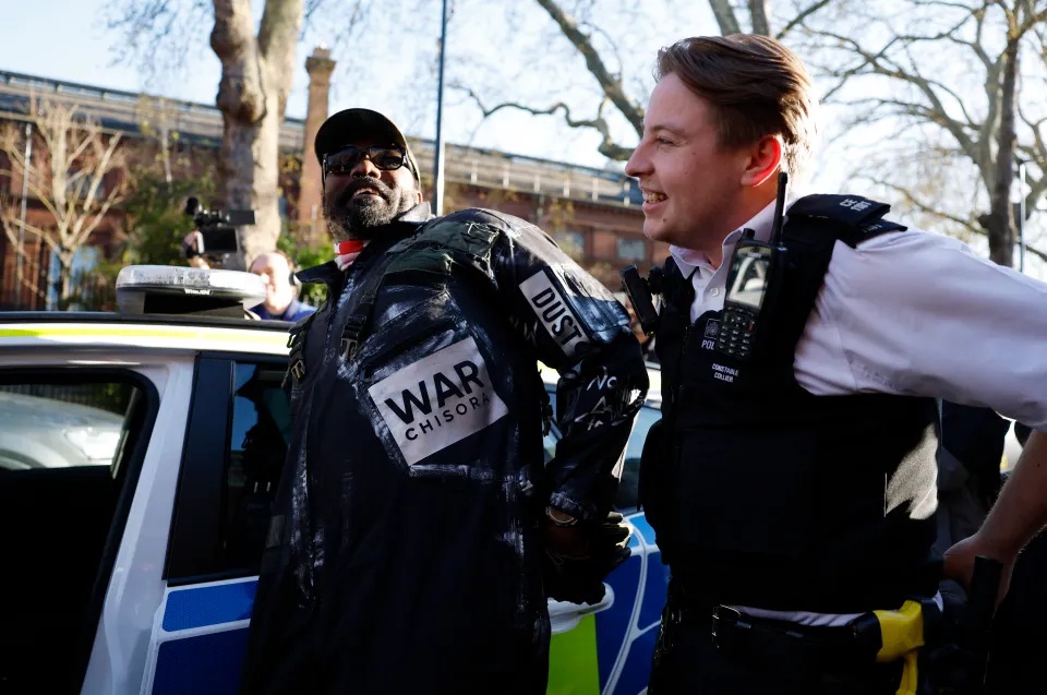 Võ sĩ lừng danh họp báo bằng... xe tăng ở trận đấu cuối cùng của sự nghiệp - Ảnh 2.