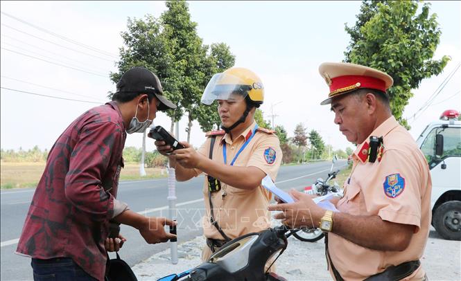 Ngày 30/4, tai nạn giao thông giảm sâu, hơn 2.100 trường hợp vi phạm nồng độ cồn - Ảnh 1.
