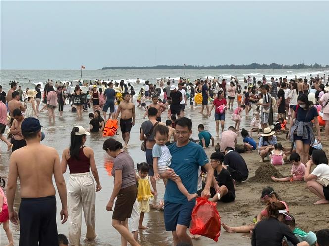 Sầm Sơn, Hải Tiến thu hút đông đảo du khách đầu kỳ nghỉ lễ - Ảnh 3.