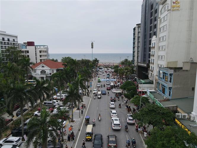 Sầm Sơn, Hải Tiến thu hút đông đảo du khách đầu kỳ nghỉ lễ - Ảnh 2.