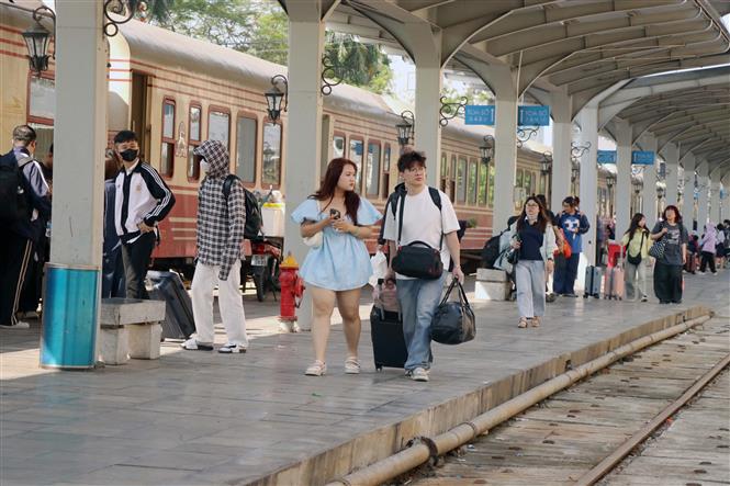 Hải Phòng đón lượng lớn du khách trong ngày đầu nghỉ lễ 30/4 - Ảnh 1.