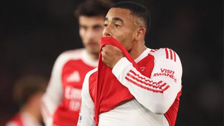 Từ giấc mơ 'ăn bốn', Arsenal giờ đối diện nguy cơ trắng tay - Ảnh 3.