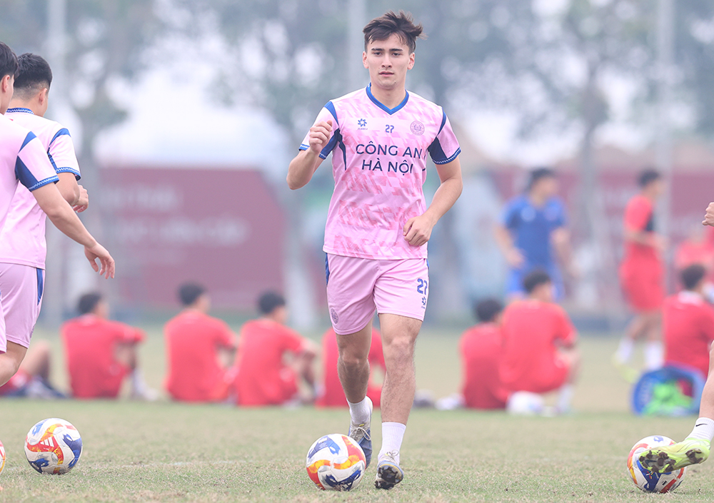 Bình luận: Những gam màu trái ngược của cầu thủ Việt kiều - Ảnh 1.