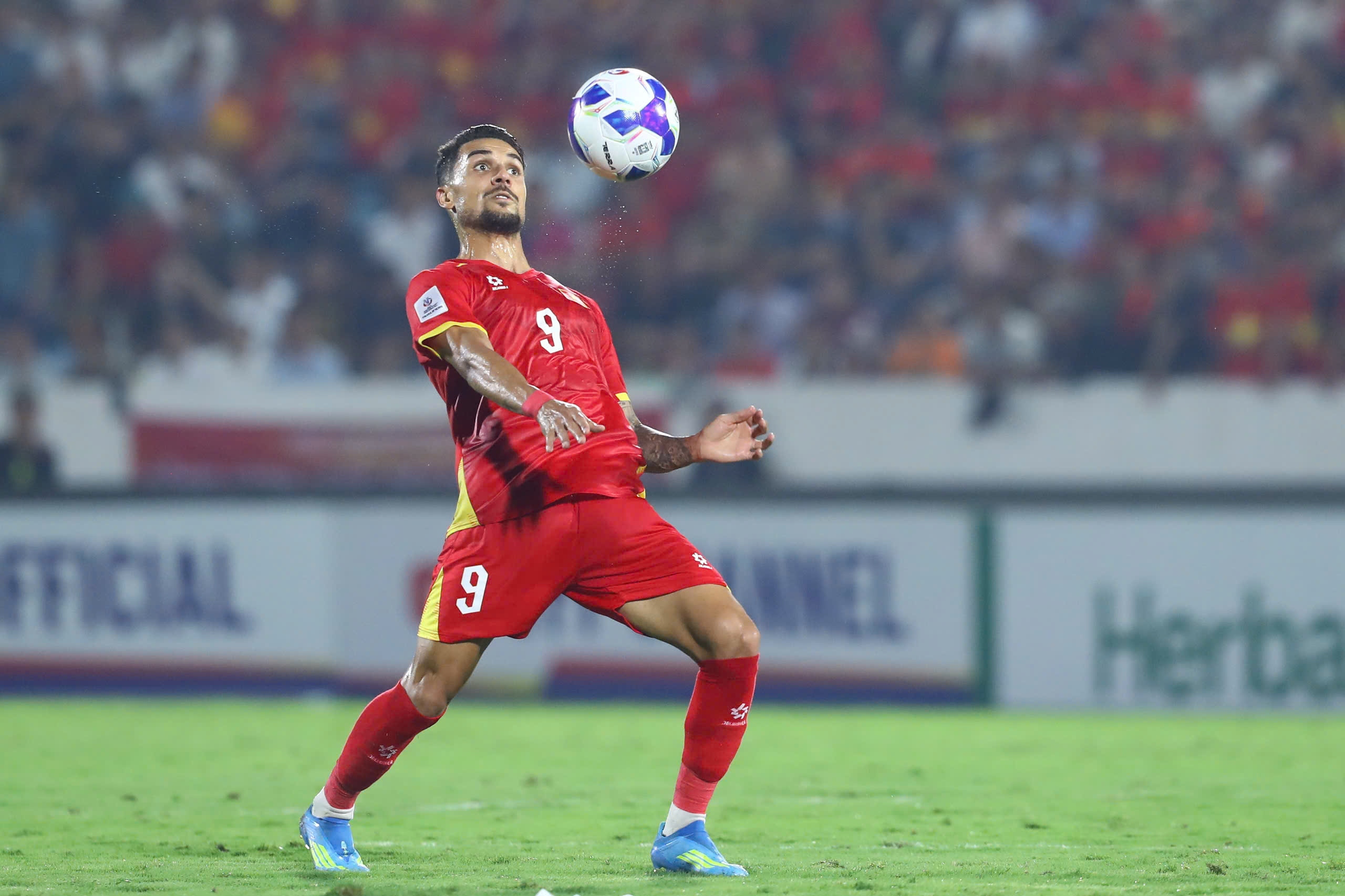 Ho&agrave;ng H&ecirc;n cam kết tương lai ở Việt Nam, tiết lộ được ch&iacute;nh những người ph&aacute;t hiện Messi tuyển chọn