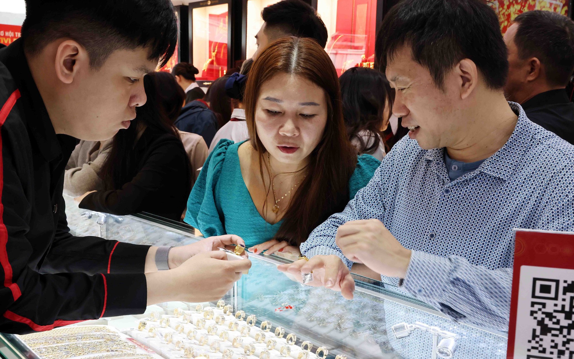 Giá vàng sáng 6/4 giảm 1,4 triệu đồng/lượng