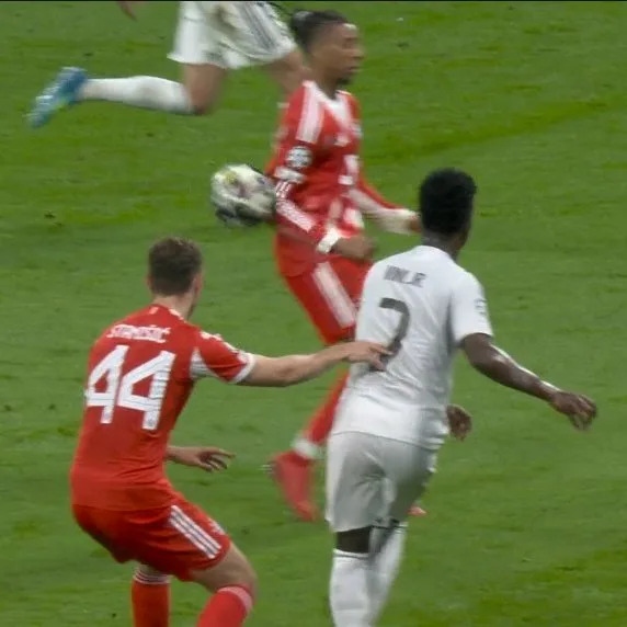 Tình huống tranh cãi khi Real Madrid thủng lưới trước Bayern Munich - Ảnh 1. Tình huống tranh cãi khi Real Madrid thủng lưới trước Bayern Munich - Ảnh 1.