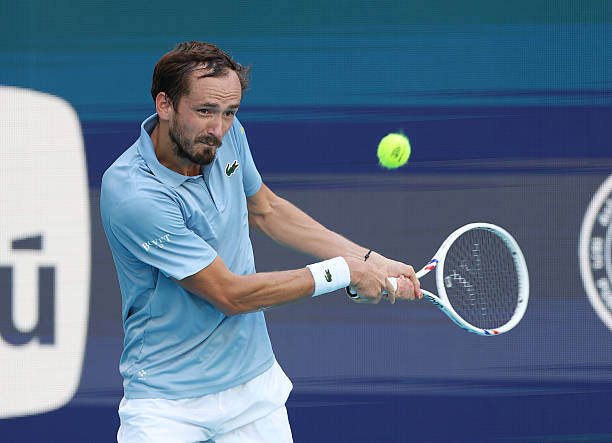 Medvedev tự tin chơi tốt trên sân đất nện